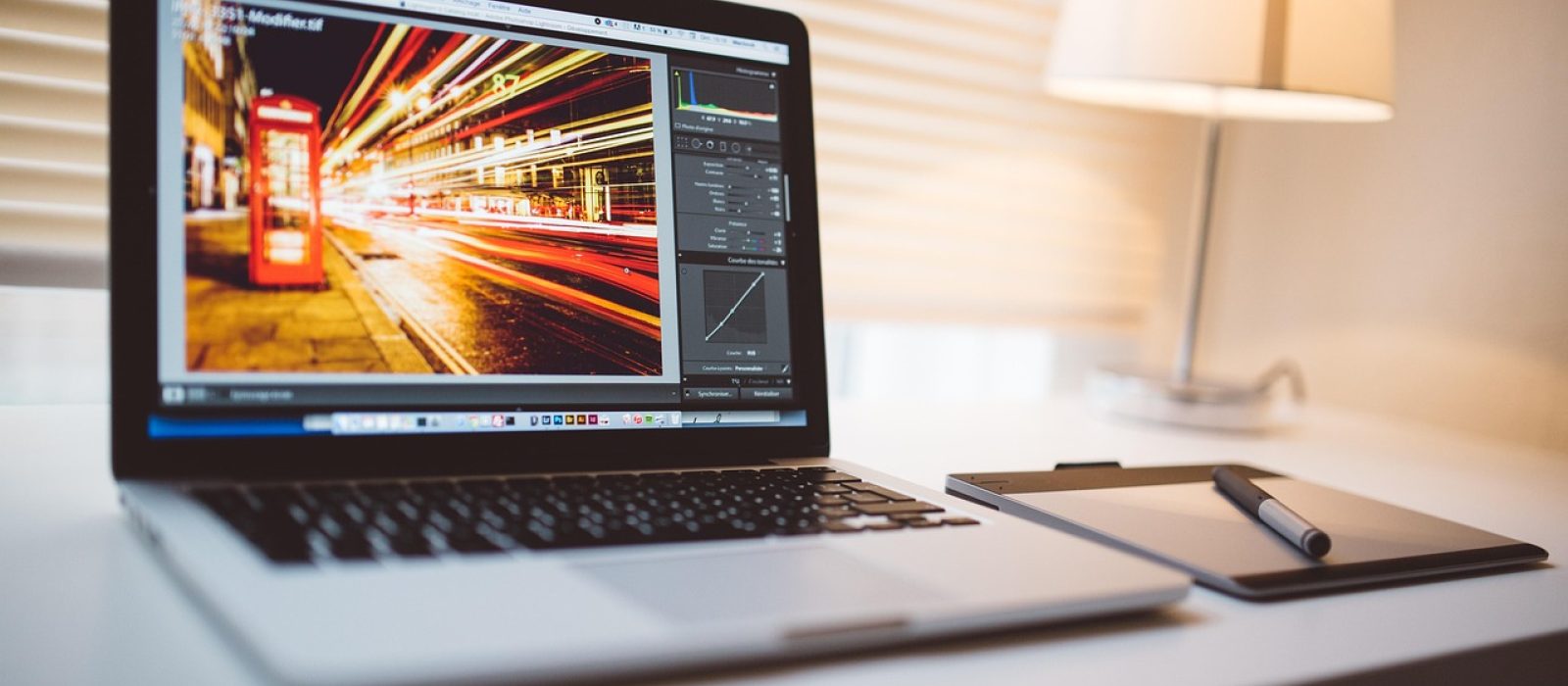 万美动漫编辑部数据看板插画，屏幕上排列着剧集清单、线路延迟数字与状态徽章，桌面散落着笔记本和咖啡杯，氛围专注