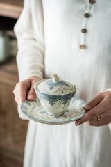 日系校园恋爱动漫封面，精致作画风格，粉色系主色调