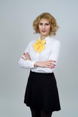 热血校园竞技动漫封面，女主角自信站立姿态，背景为华丽舞台