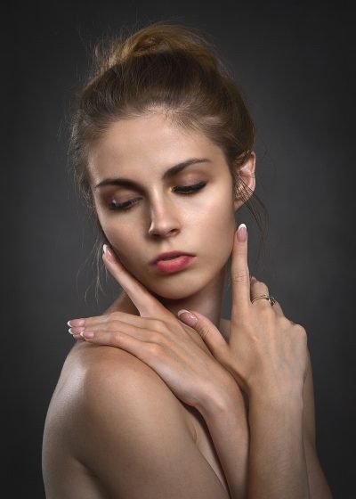 玩美x玩媚动漫封面图，双女主角色站立对视，背景为华丽舞台灯光，色彩鲜艳画风精致