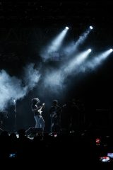 表演艺术题材动漫封面，女主角在聚光灯下独舞，画面唯美